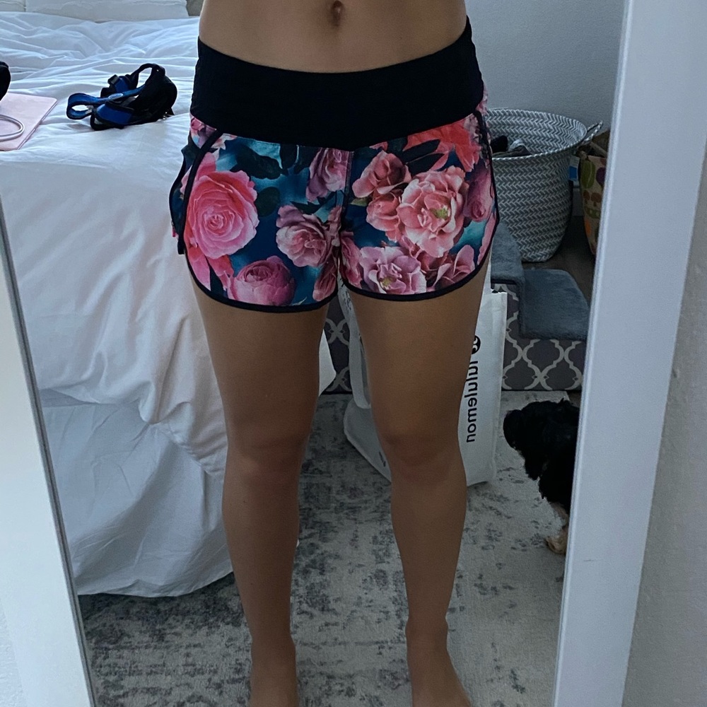 Lululemon secret garden tracker short sz 4 - Picture 3 of 5